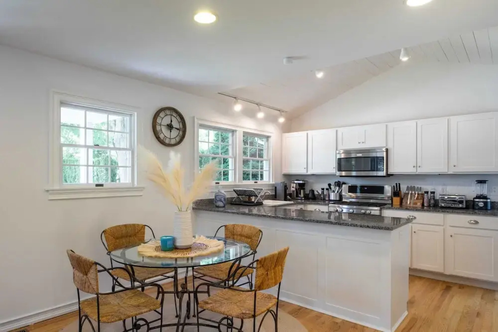 Heated Pool Driftwood Cottage by Rovetravel