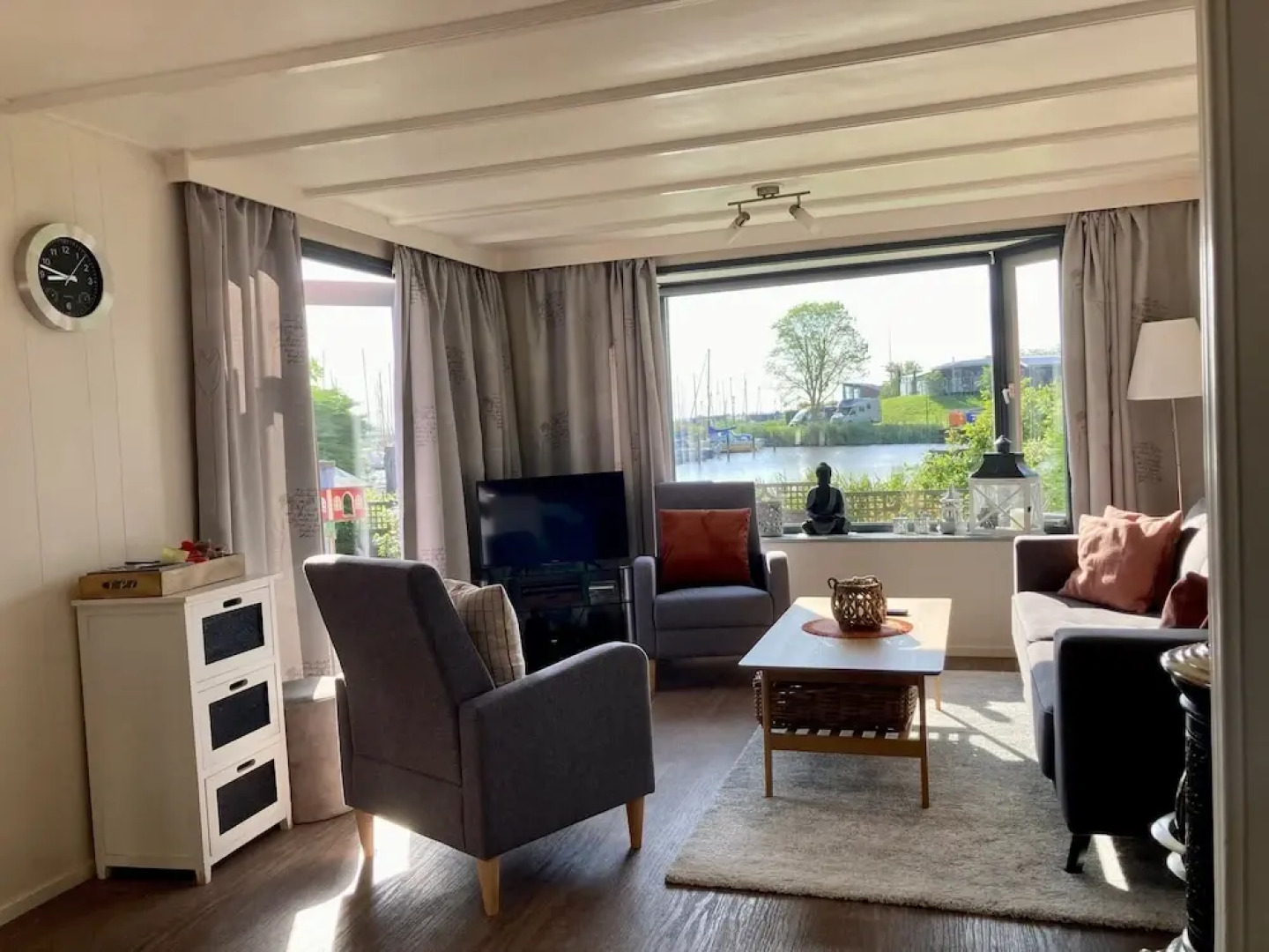 Chalet Gaby With Sauna, Private Dock, and Canoes at Lauwersmeer