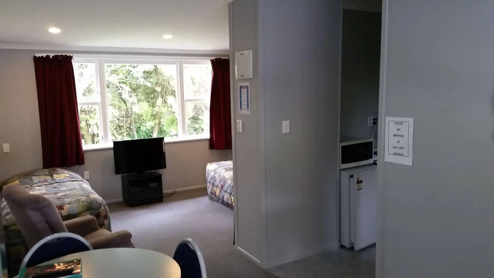 Mahoe Motel Bar n Grill