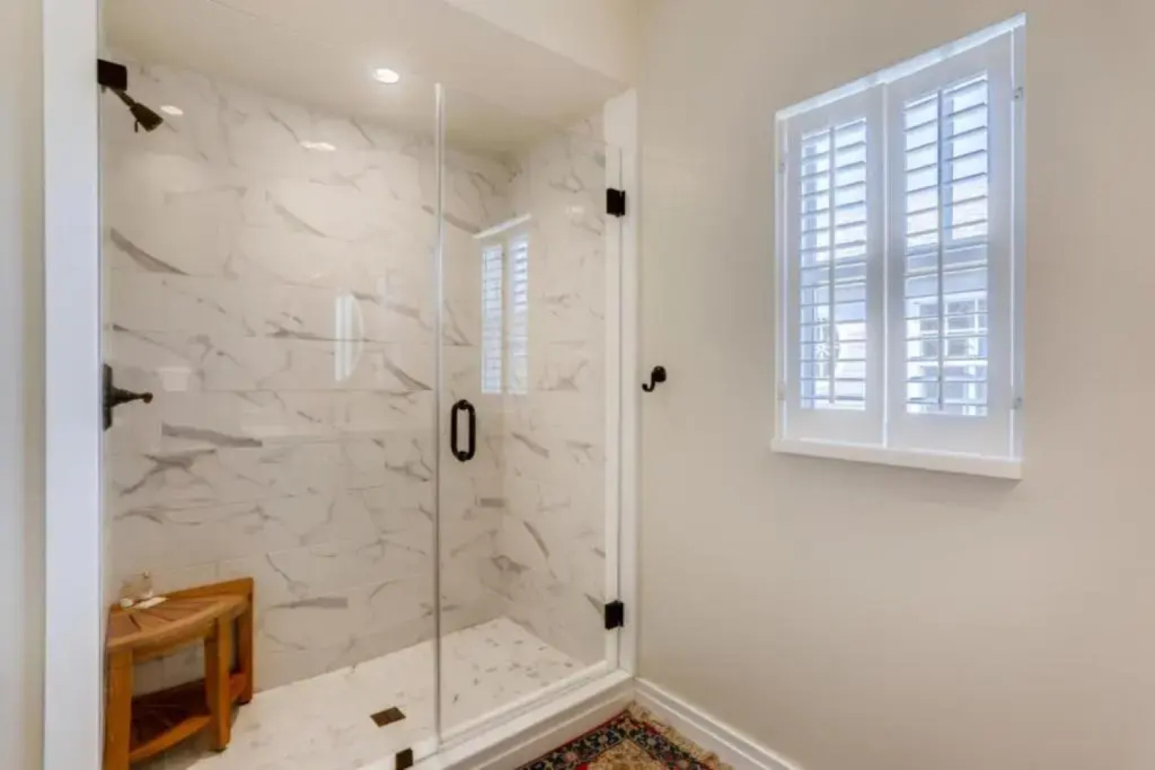 Pink House Modern 3bd 3ba Parking and Porch