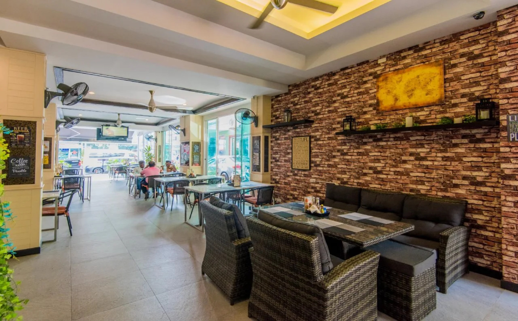 Hallo Patong Hotel & Restaurant