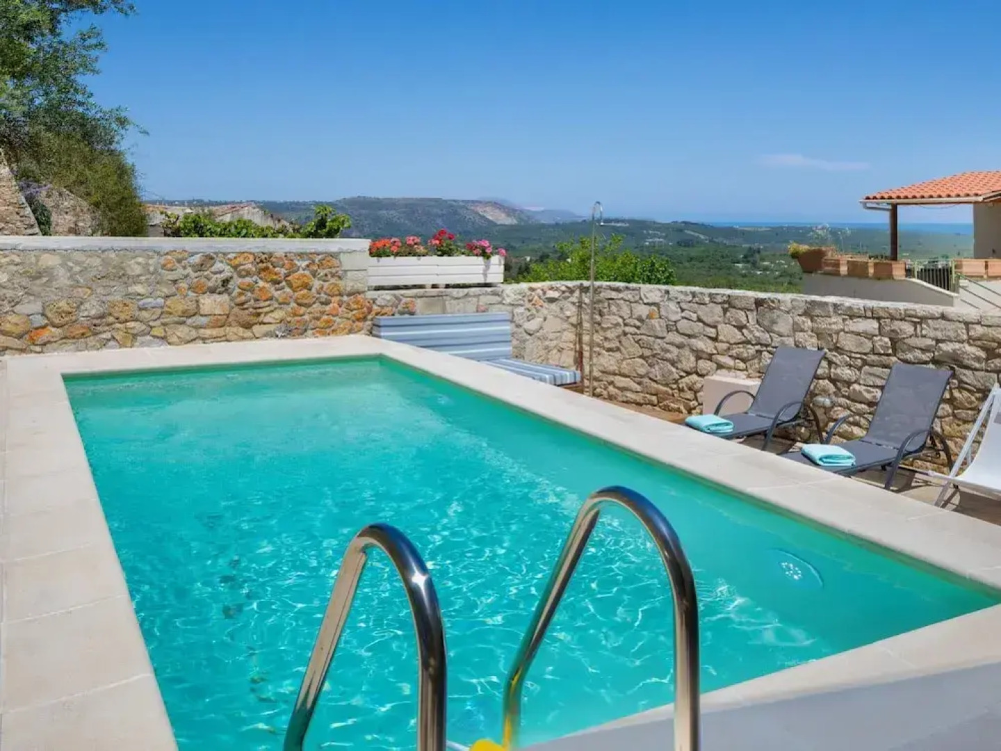 Cozy Holiday Home With Pool and Whirlpool in Maheri