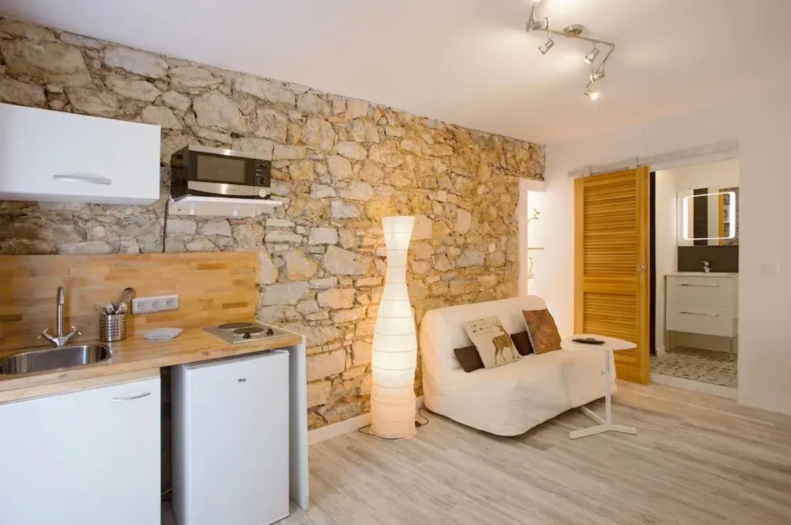 GregBnb - Mur en pierre - Terrasse + parking privé