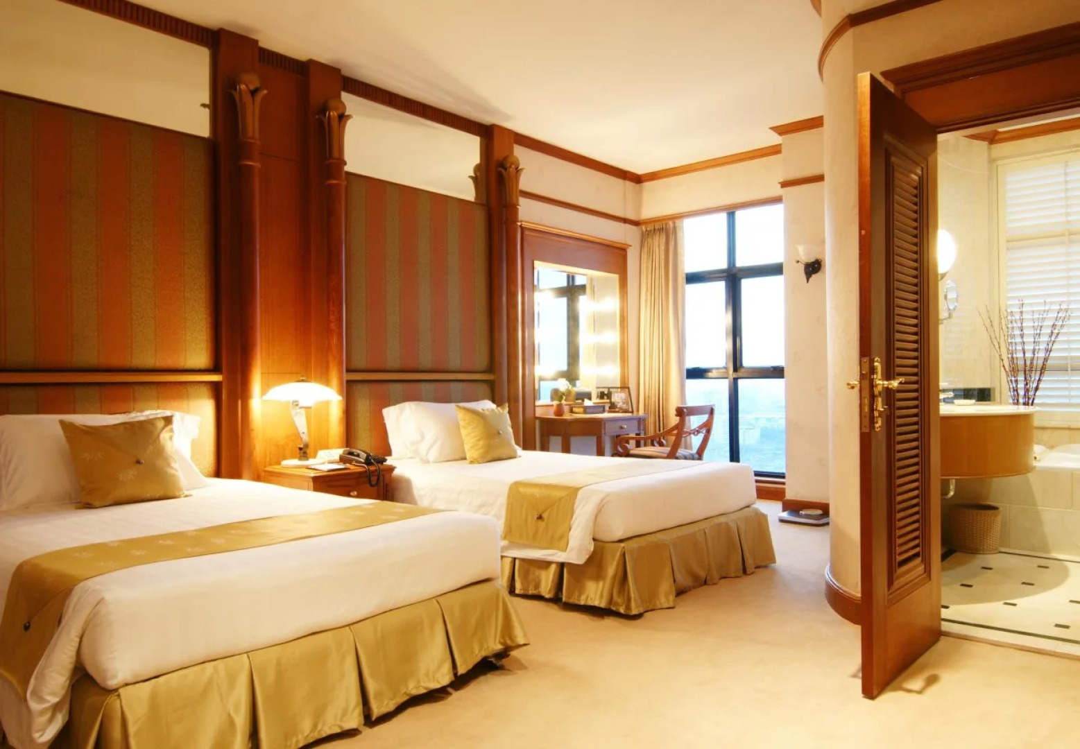 Grand Diamond Suites Hotel