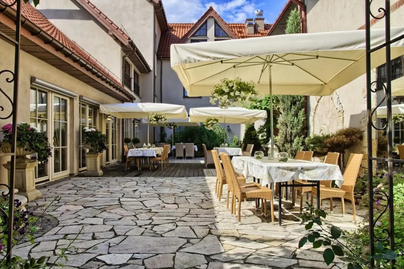 Villa Estera - Hotel & Restauracja