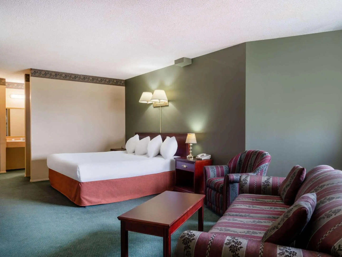 Travelodge by Wyndham Lacombe