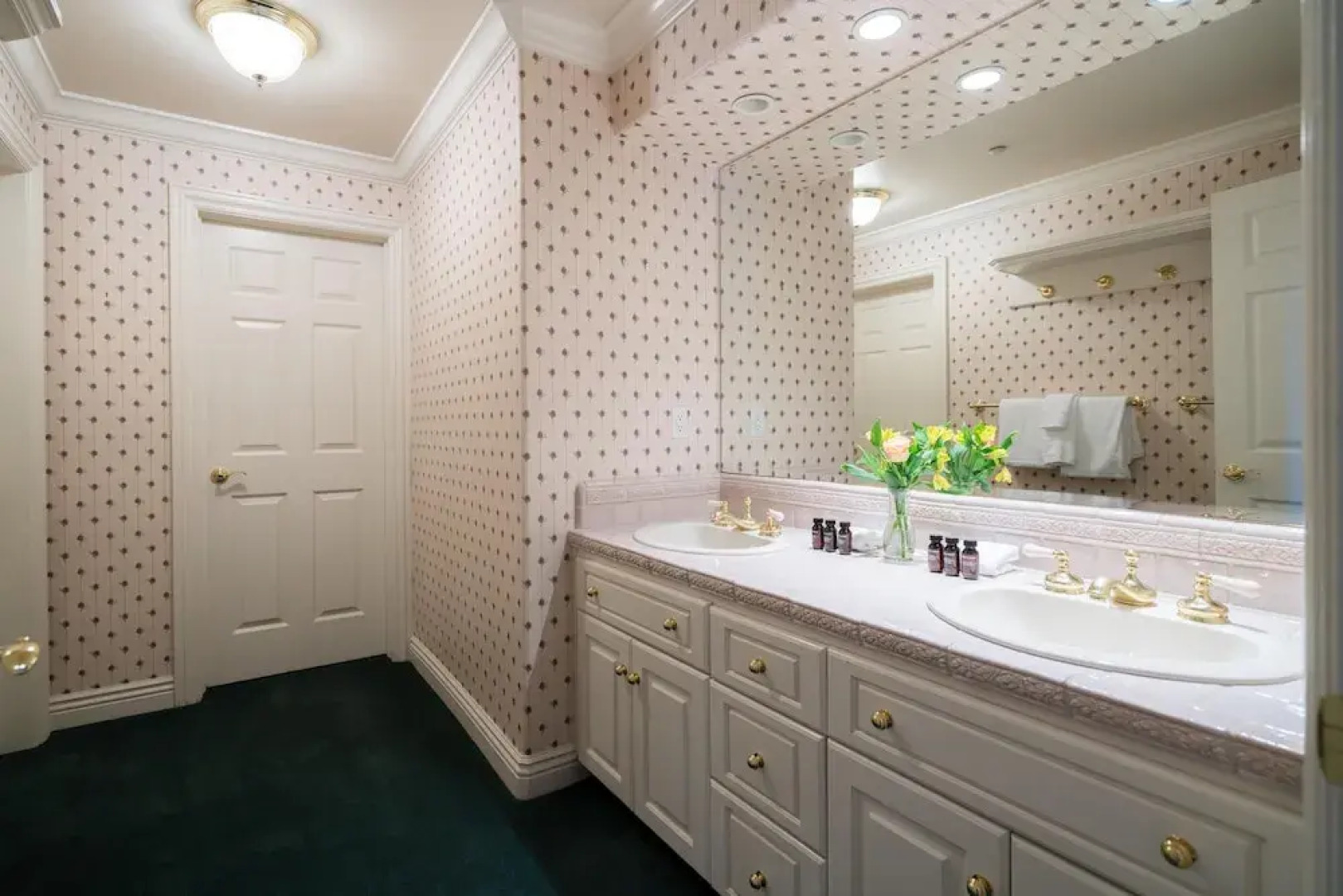 Atlas - Private & Spacious Lakeside Cabin w Spa & Game Room