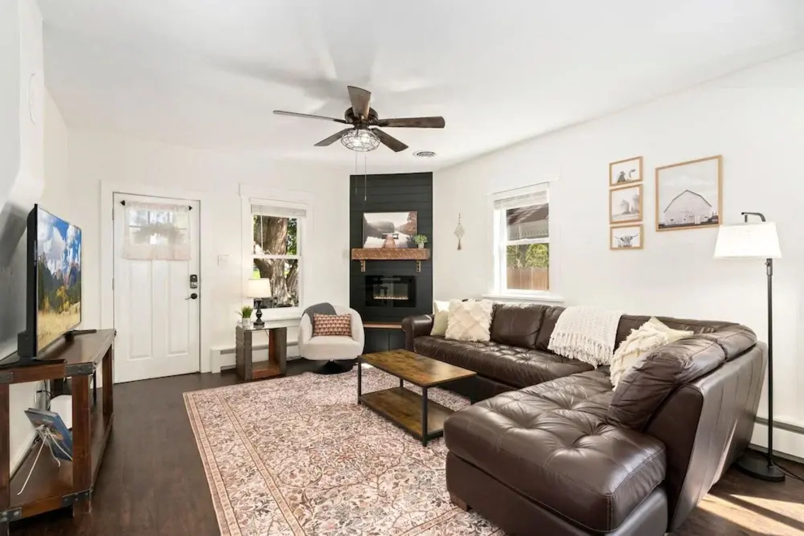 Windsor Farmhouse Family Fun, Yard & Fireplace