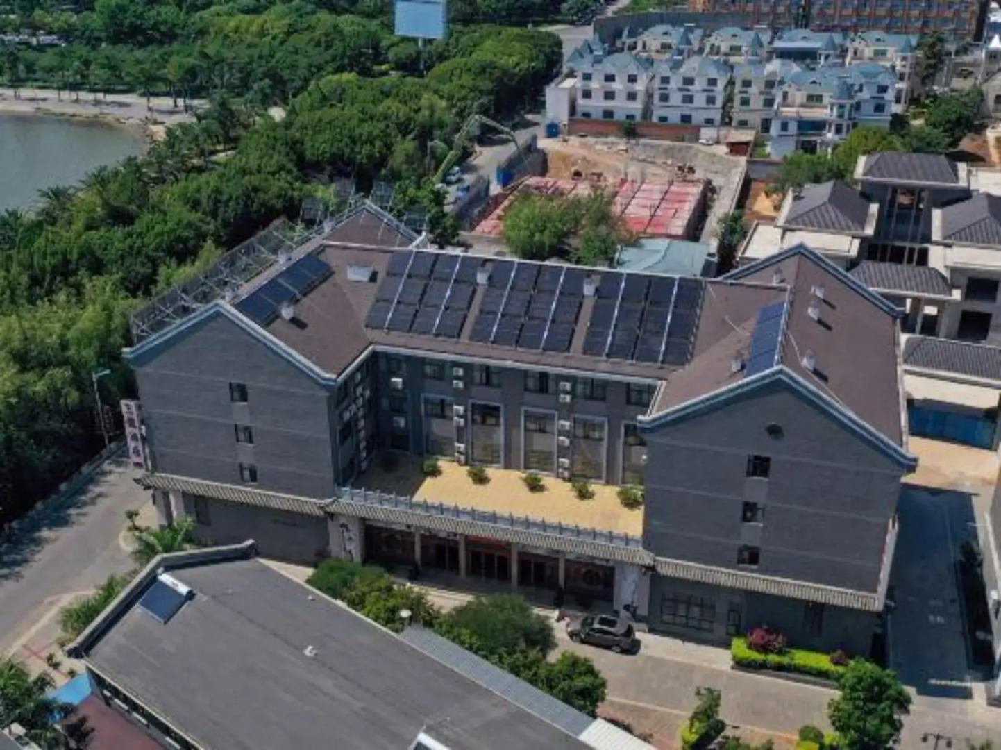 Maitreya Sanlong Hotel (Huquan Hot Spring Ecological Park Honghe Water Town Branch)