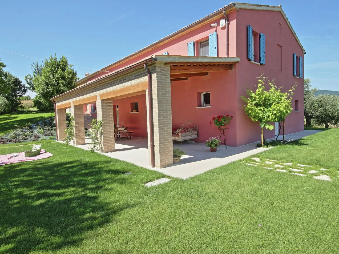 Modern Villa in Fossombrone with Swimming Pool