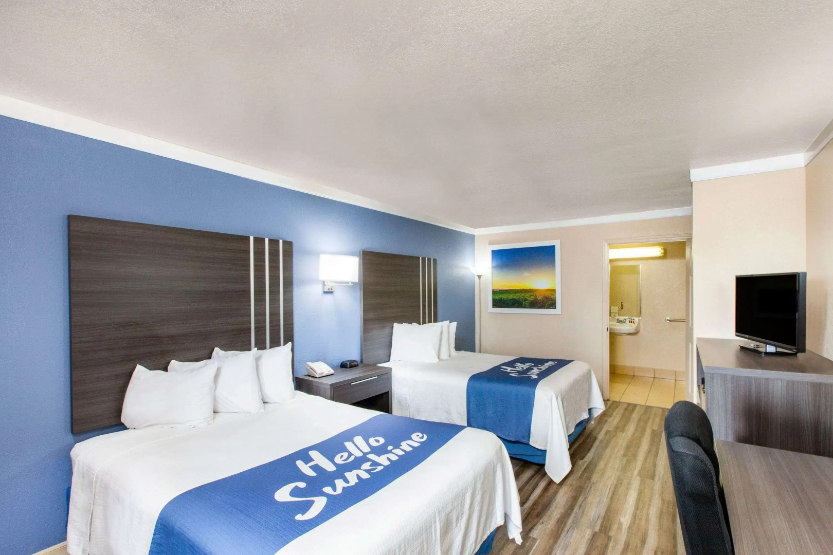 Days Inn & Suites by Wyndham Braunig Lake