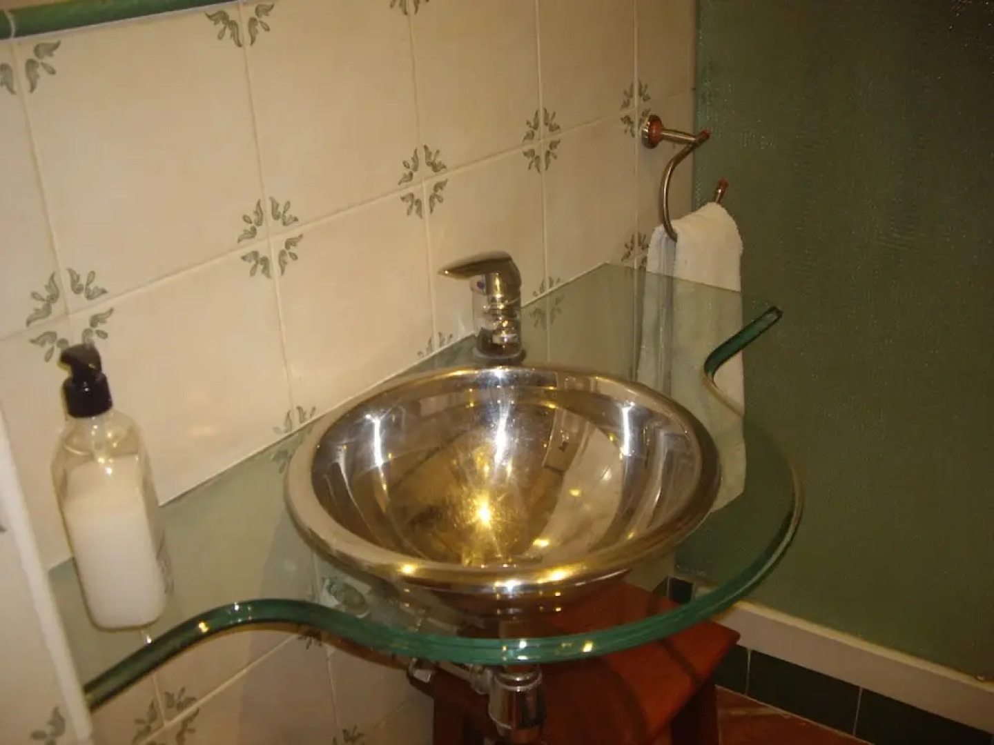 La Casita con jardín frente a la cascada