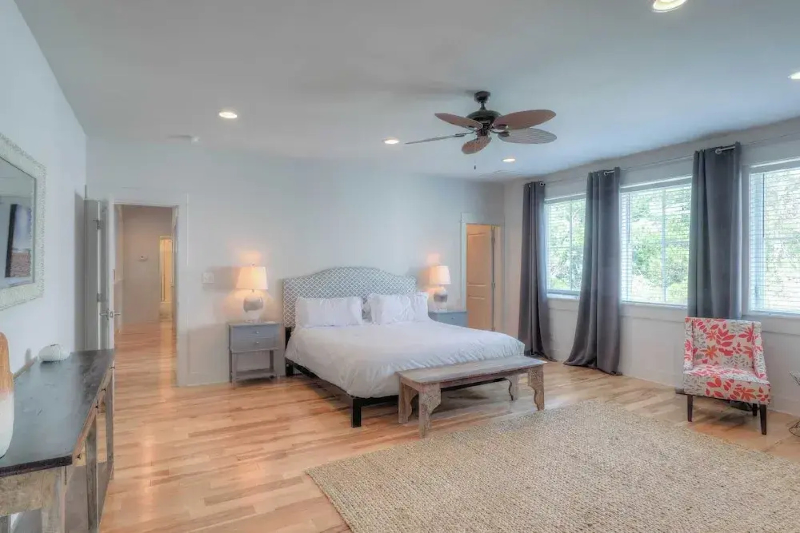 Dunn Inn 2 by Avantstay Walk to Beach, Pool Access, Sleeps 17!