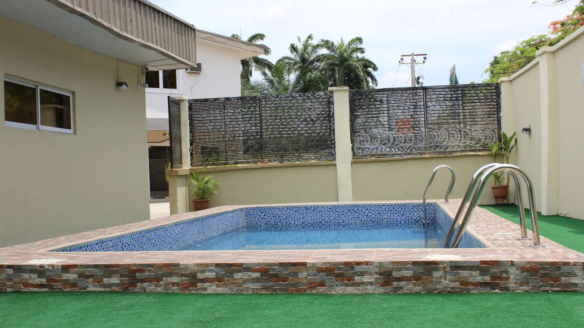 Downtown Royal Hotel