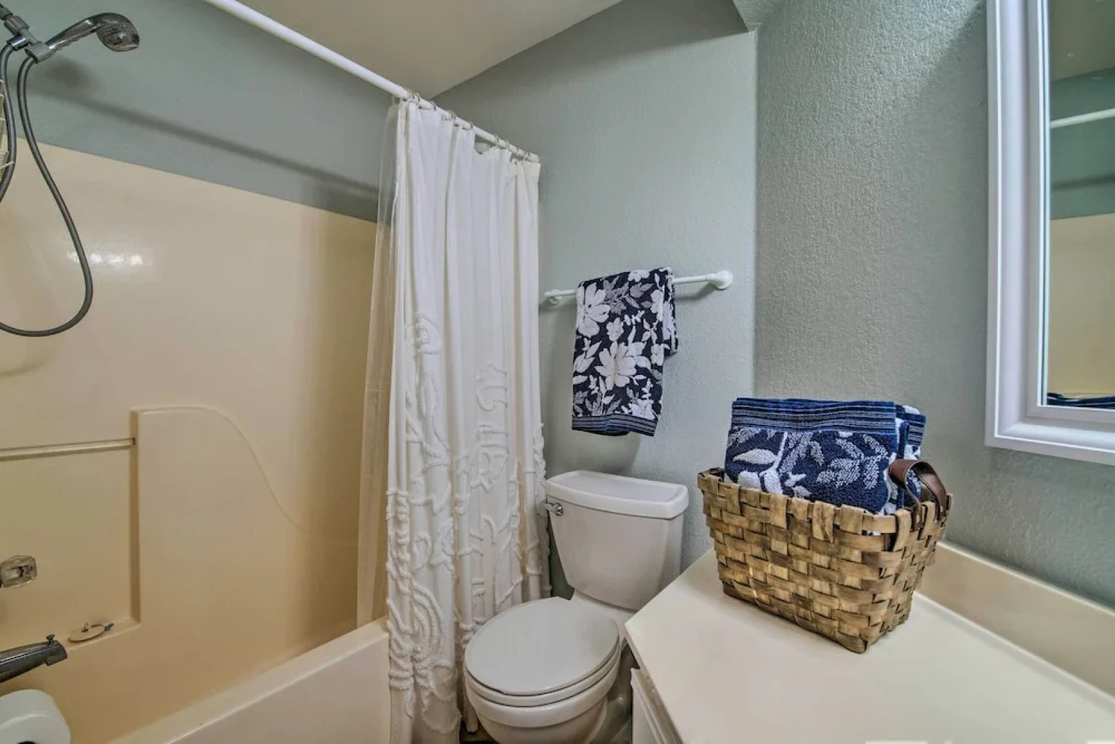 Bright Ozarks Condo w/ Balcony & Lake Views!