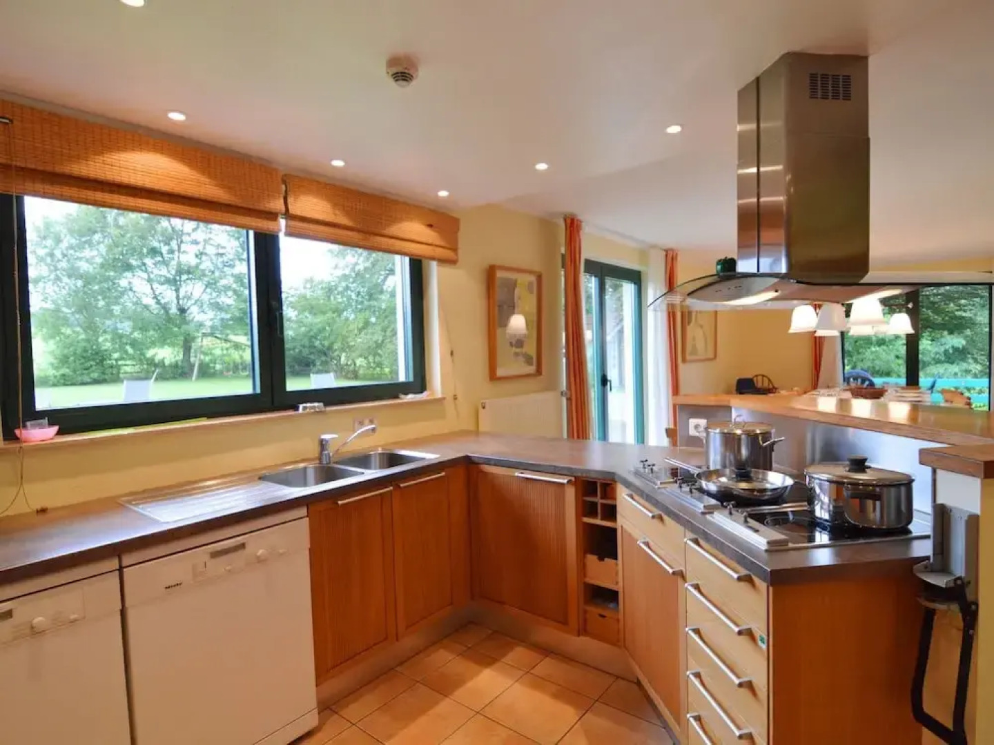 Scenic Villa Near Lake View