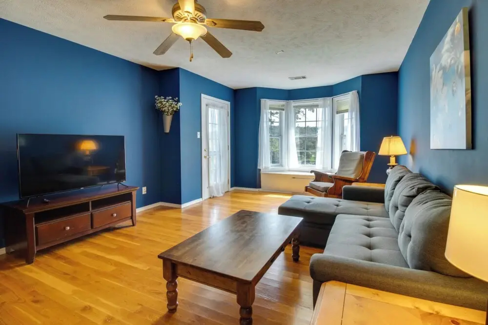 Spacious White Rivers Jewel: Fishing Haven!