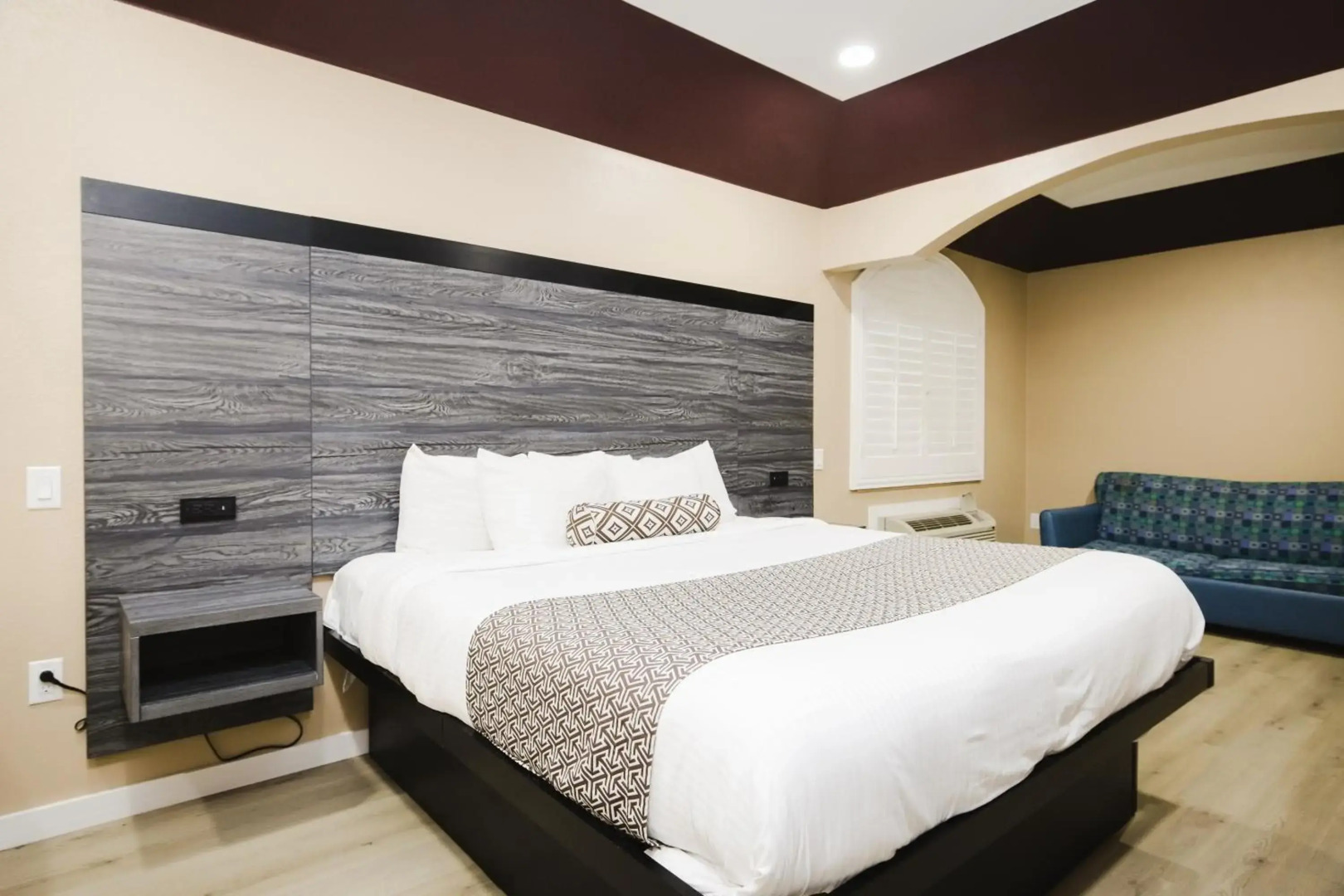 Sapphire Inn & Suites