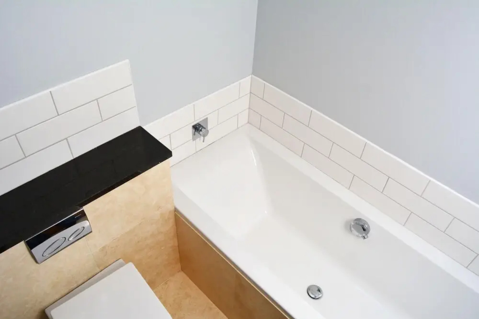 Stylish New England lakeside retreat in the Cotswold Water Park with hot tub