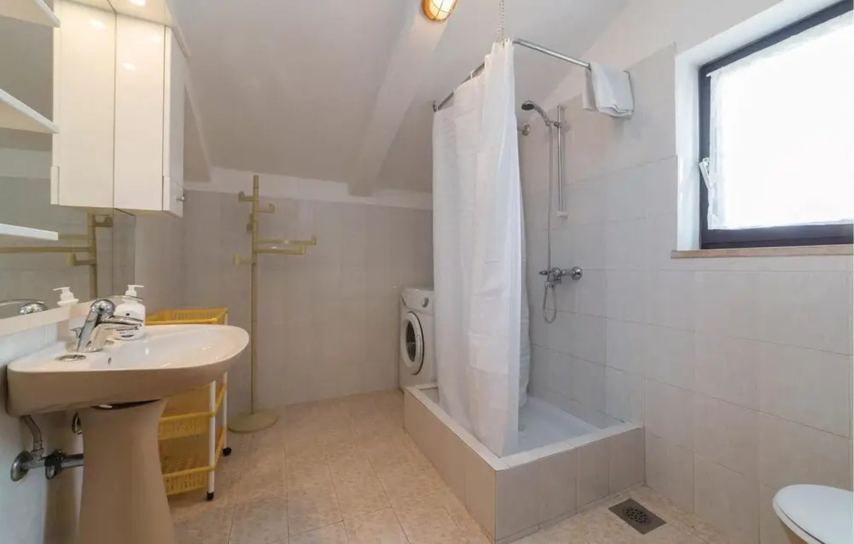 Awesome Home in Tar With Wifi and 3 Bedrooms