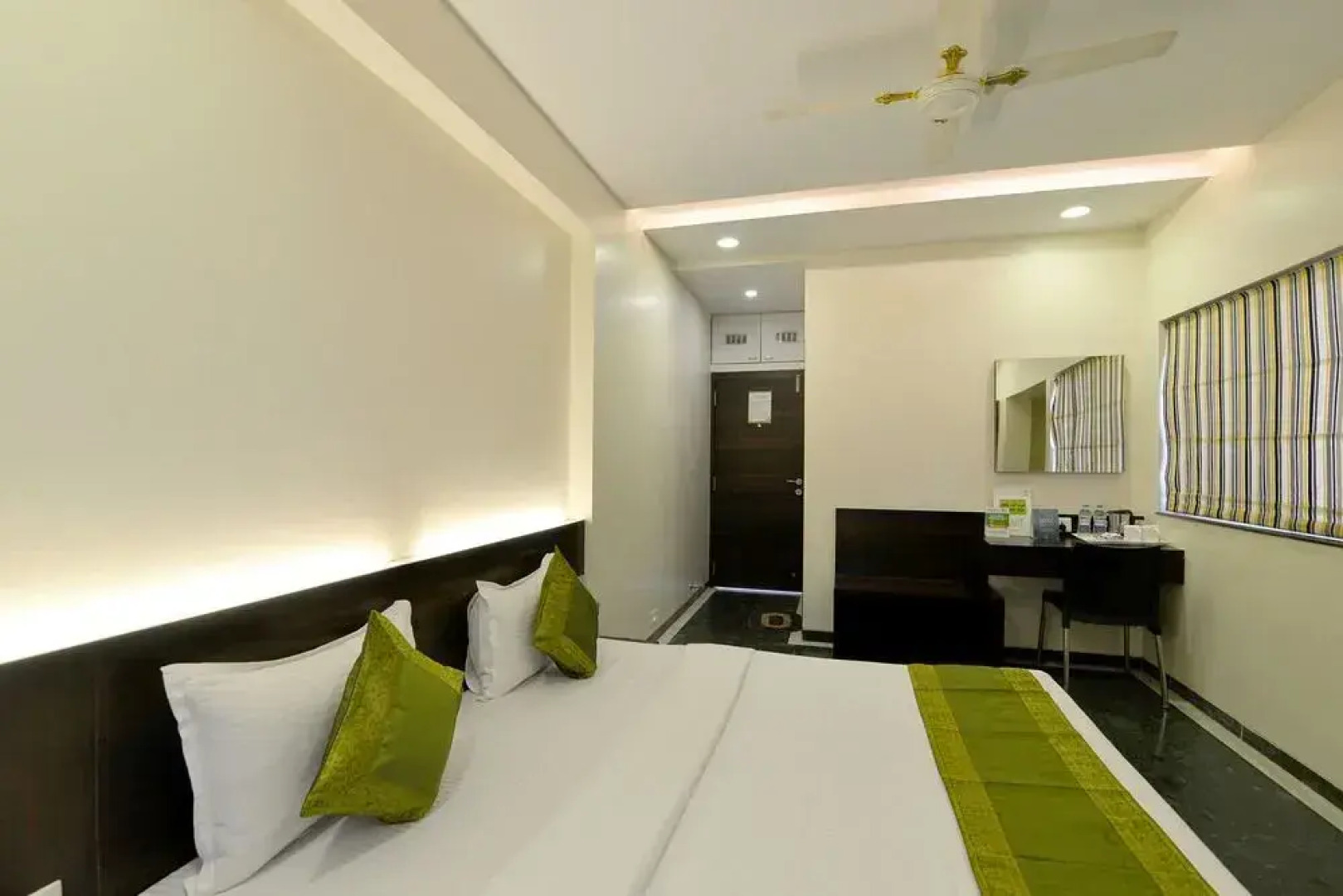 OYO 4448 Hotel Suresh Plaza