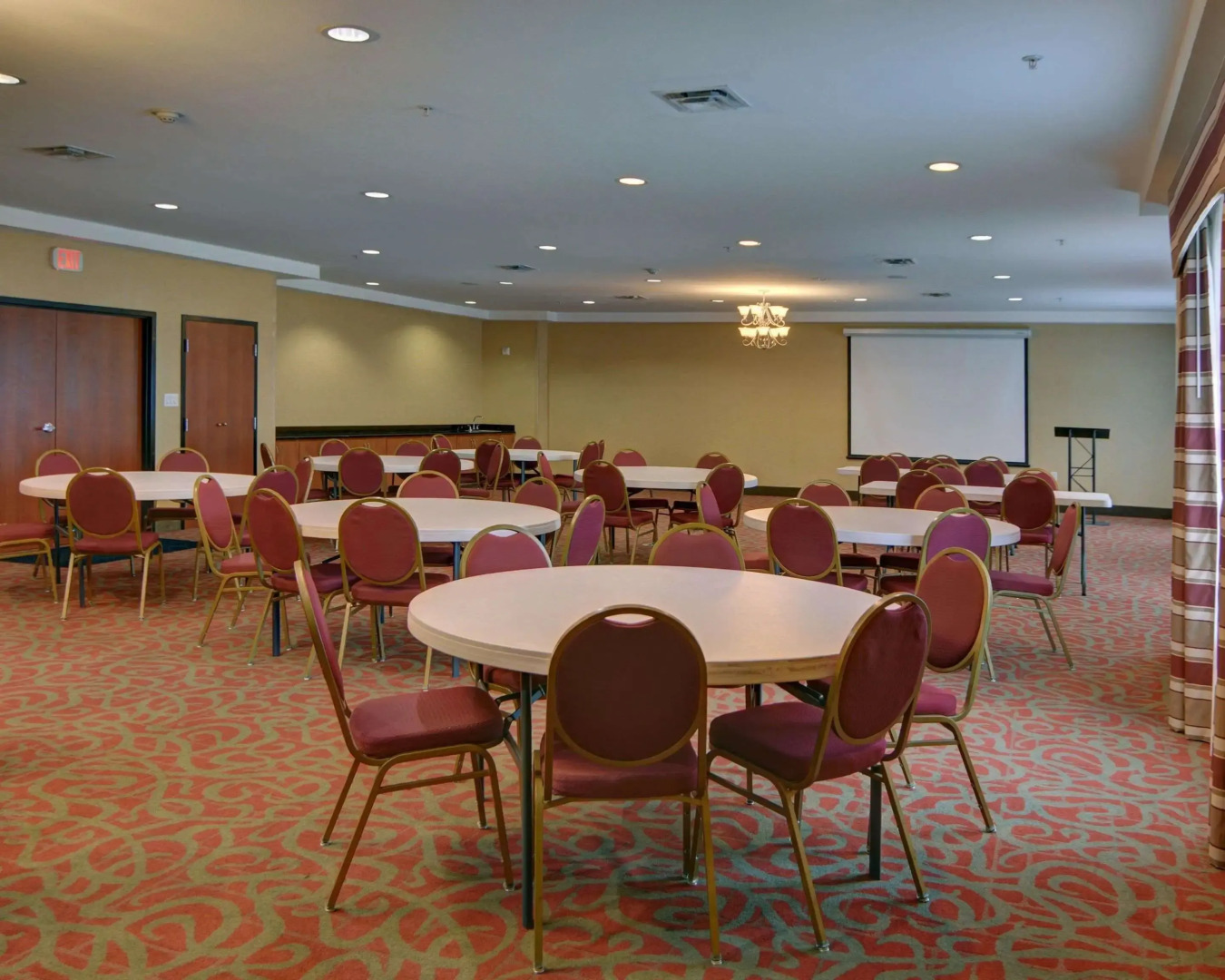 Quality Suites Near Cedar Creek Lake