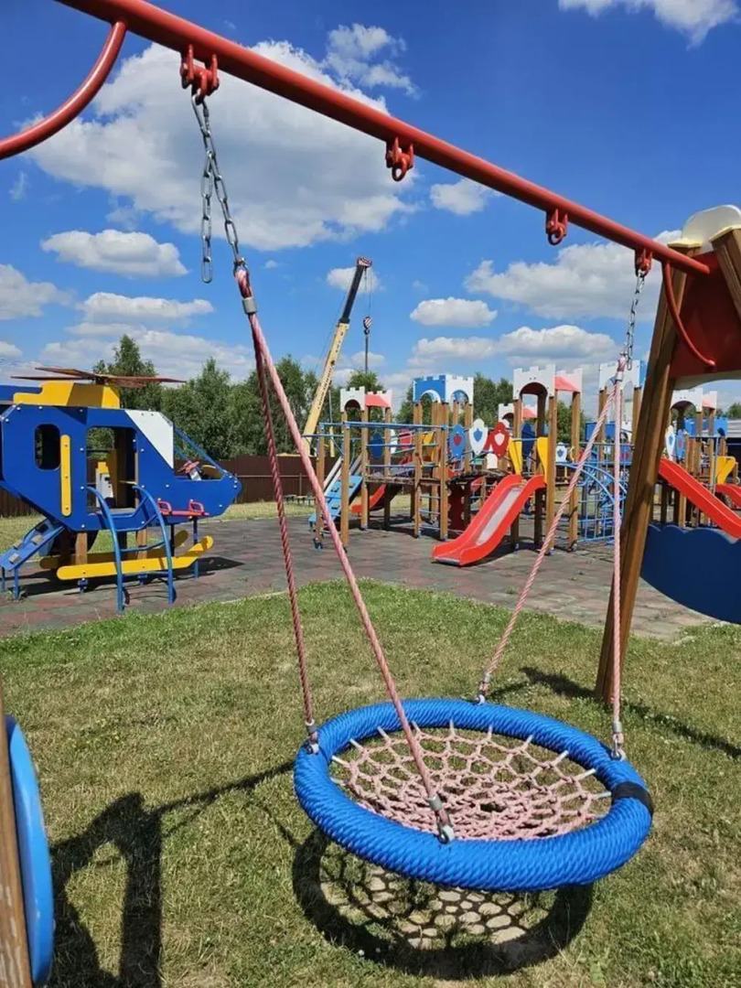 Пaноpaмный дом в хвойнoм лесу с сaуной