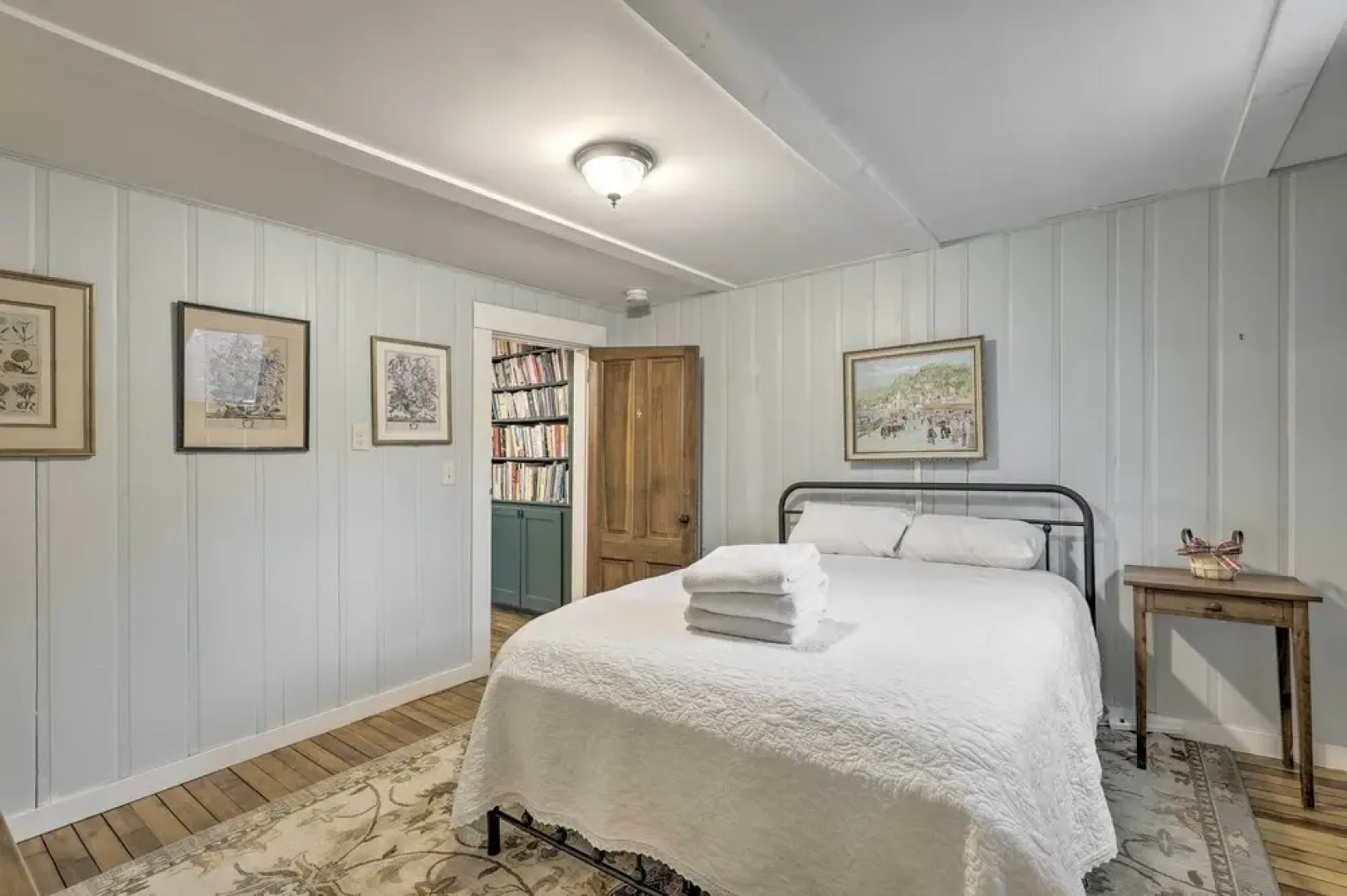 Charming Sutton Cottage: Walk to Lake & Farm!