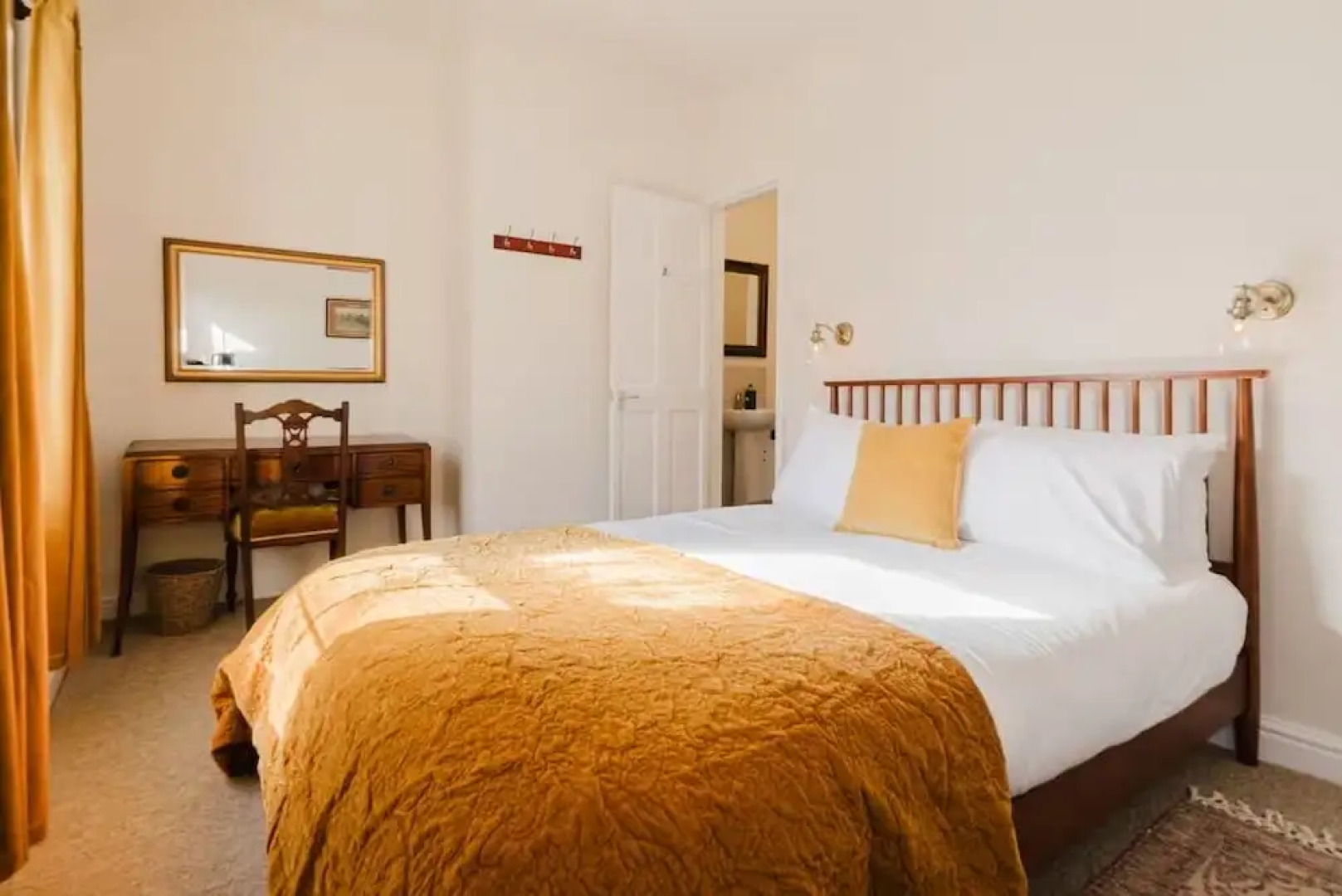 Idyllic Foodie Retreat above Silks Pub