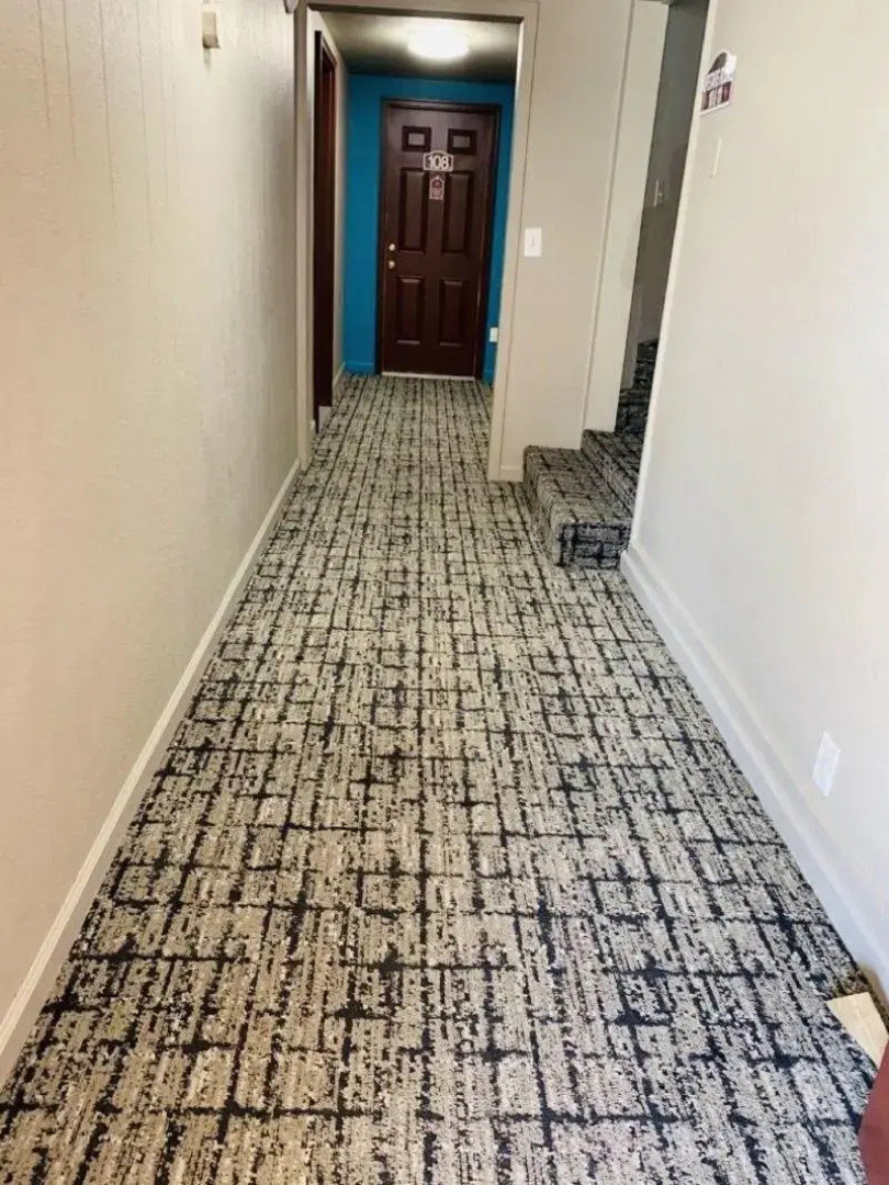 Hometowne Inn & Suites