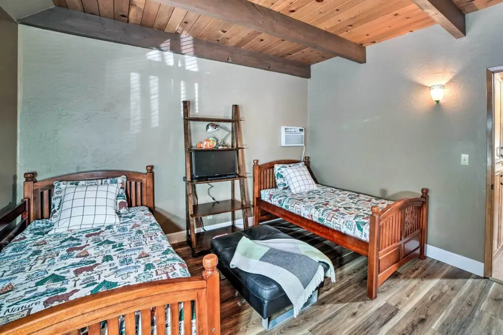 Cozy Cabin ~ 3 Mi to Lake Arrowhead Village