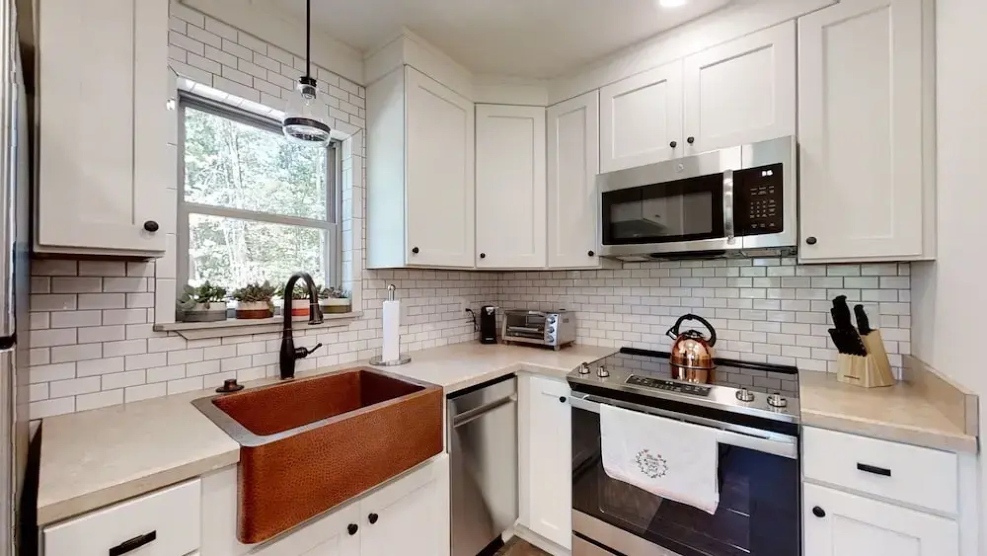 Happy Camper 1 Bedroom Cottage by RedAwning