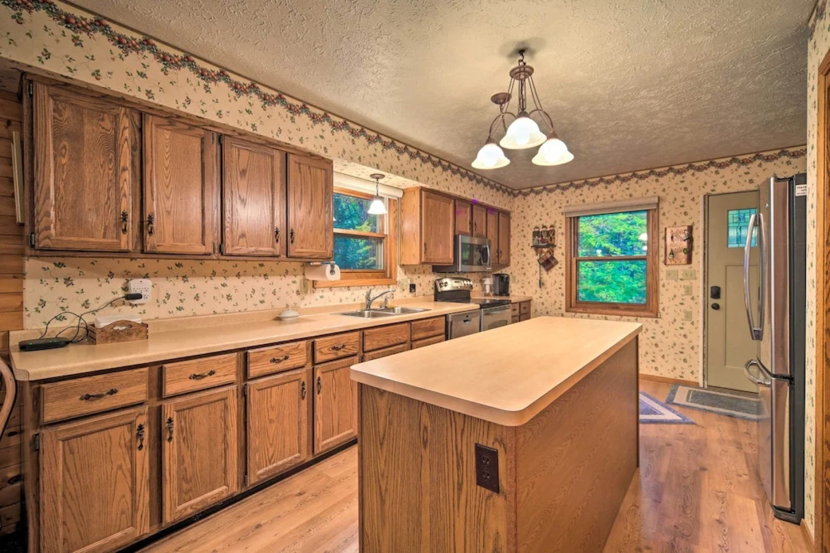 Cozy Hayward Cottage w/ Dock & Lakefront View