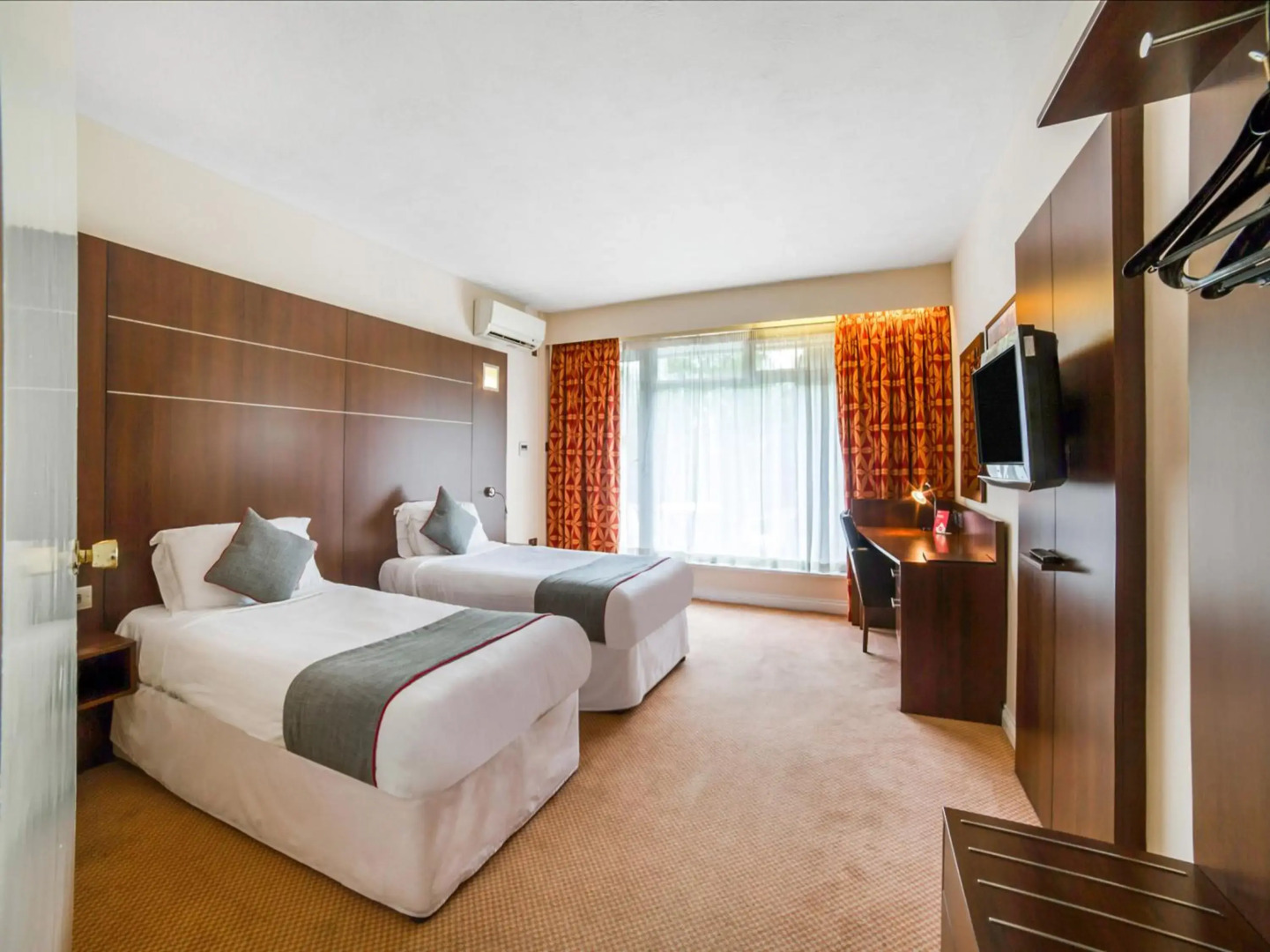 OYO The Bridge House Hotel