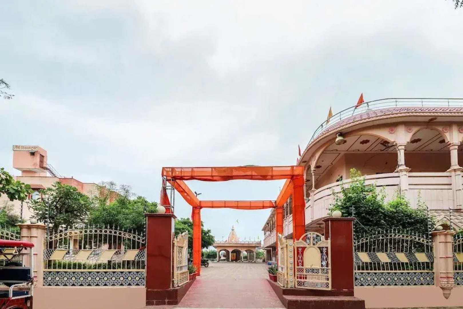 SPOT ON 60838 Shri Giriraj Dham