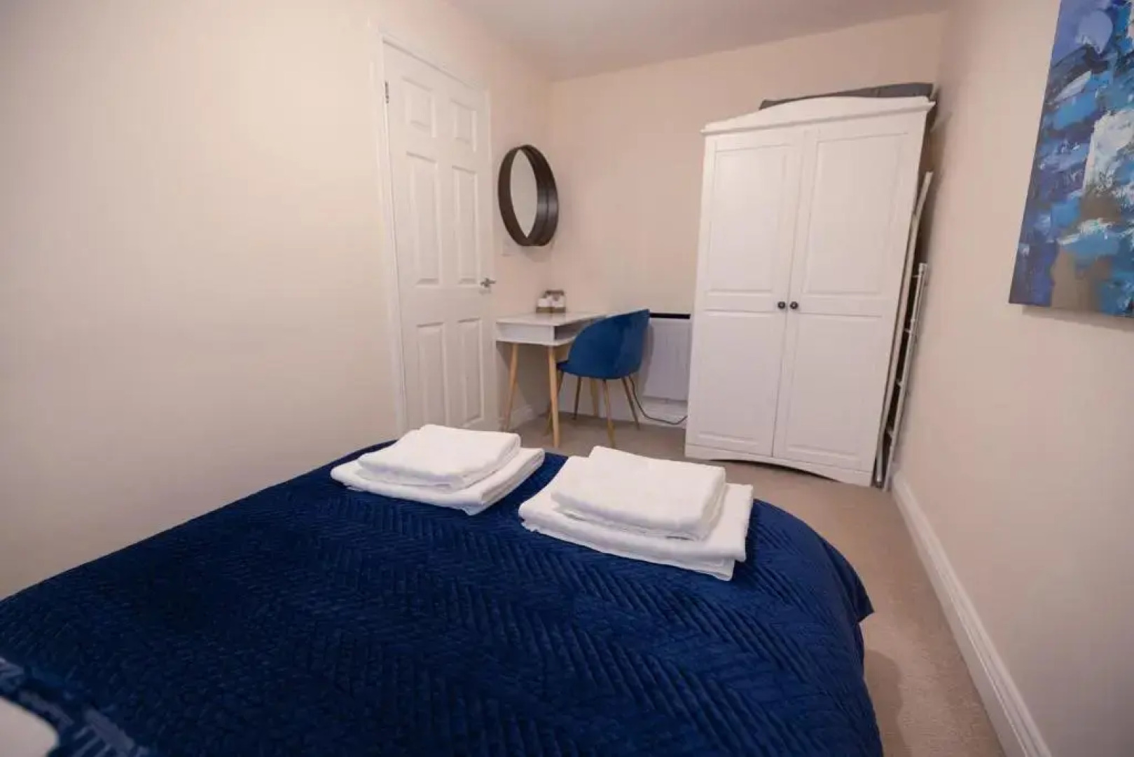 Stylish Brixham Apartment - Newly decorated - Free on street parking