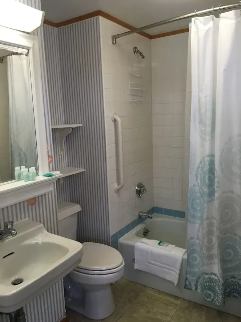 East Harbour Motel and Cottages