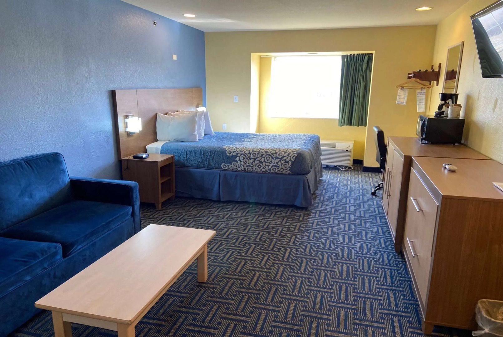 Days Inn & Suites by Wyndham Pryor