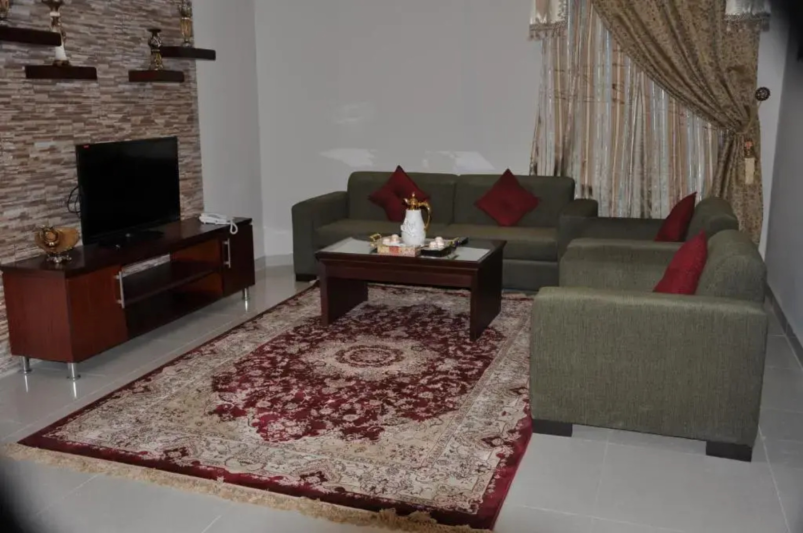 Al Bustan Crown Hotel 2