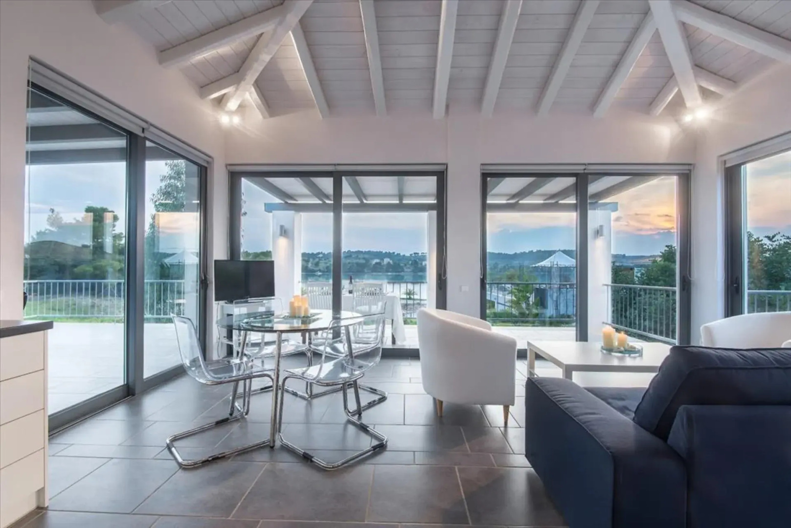 Minimal Sea View Maisonette