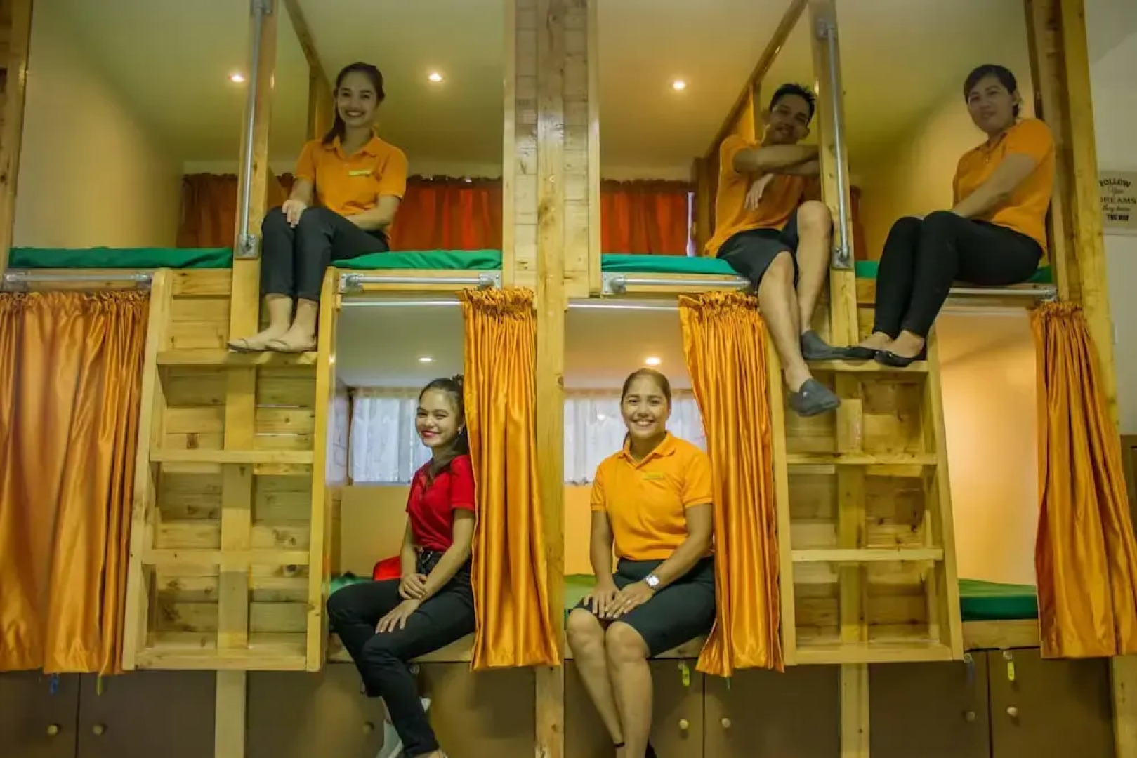 LUXS Capsule Hotel - Hostel - Adults Only