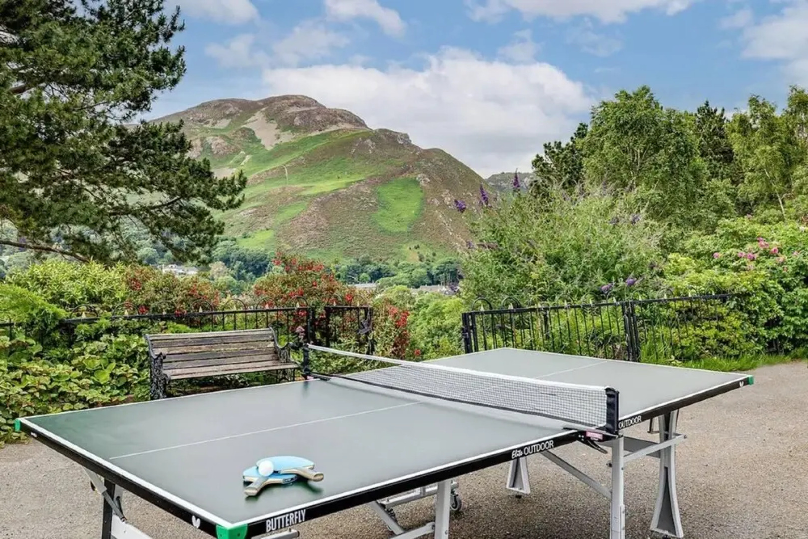 Delightful Holiday Home With sea Views and Hot Tub