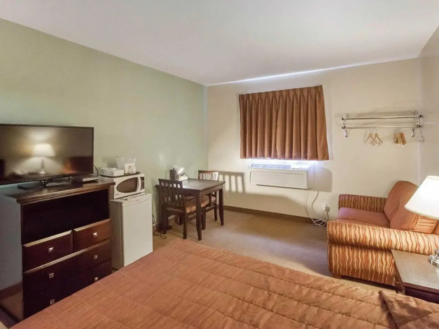 Econo Lodge Inn & Suites