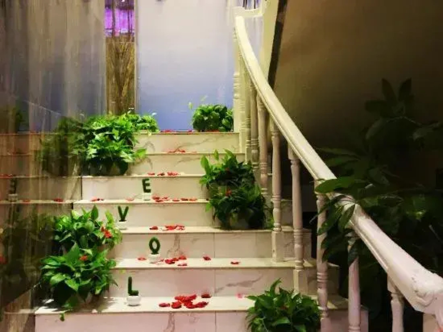 Weike Boutique Theme Hotel (Lianyungang Pedestrian Street Suning Square)