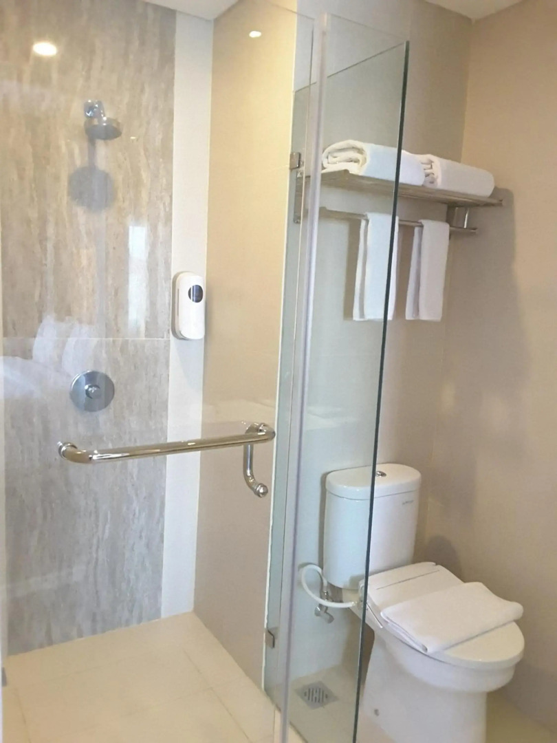 Front One Akshaya Hotel Karawang