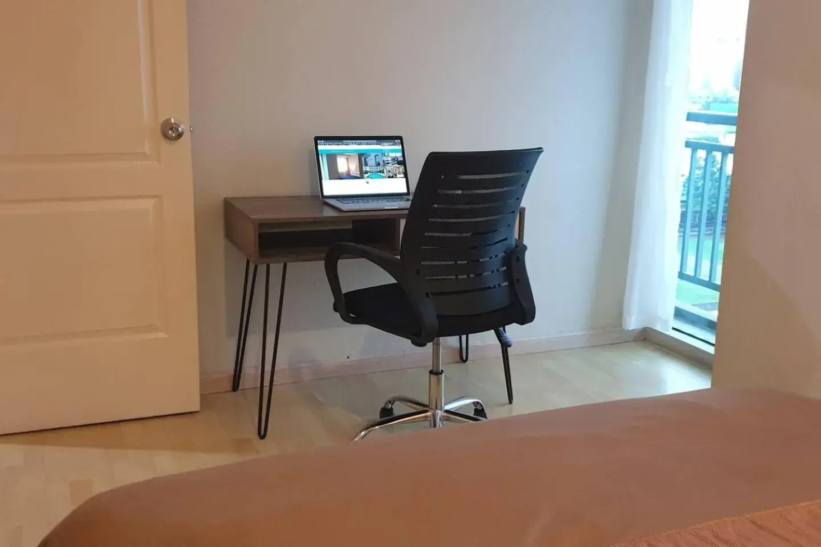 MANDALUYONG 2 Br w 2 Queen, 50HDtv across Shangrila Mall