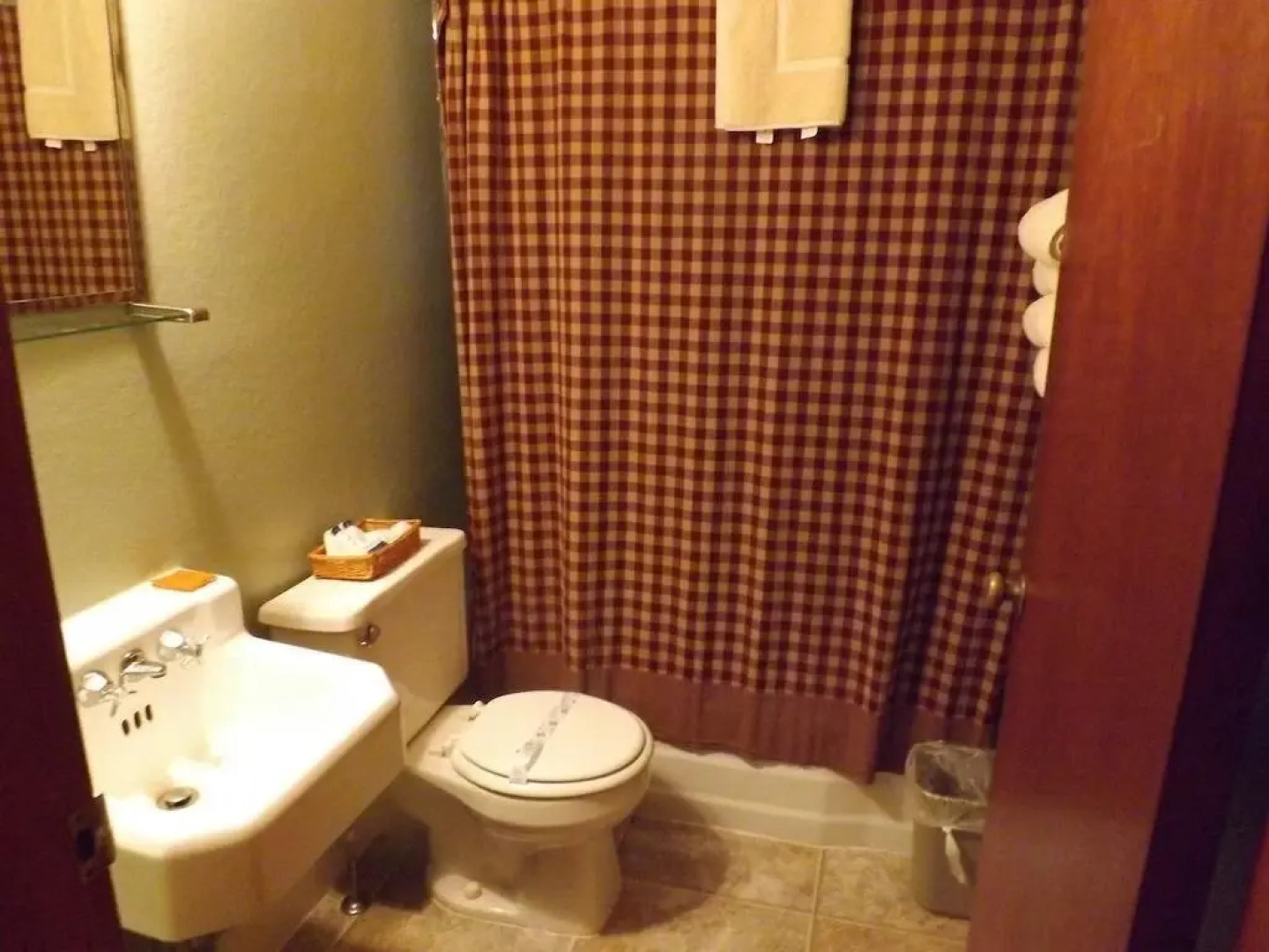 Boulders Lakefront Motel