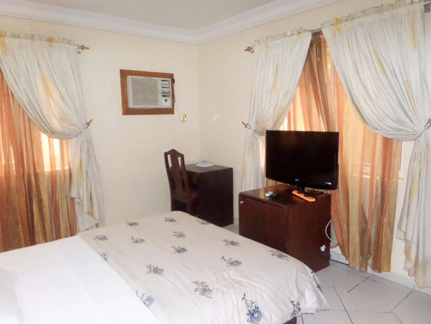 Gloriana Hotel and Suites