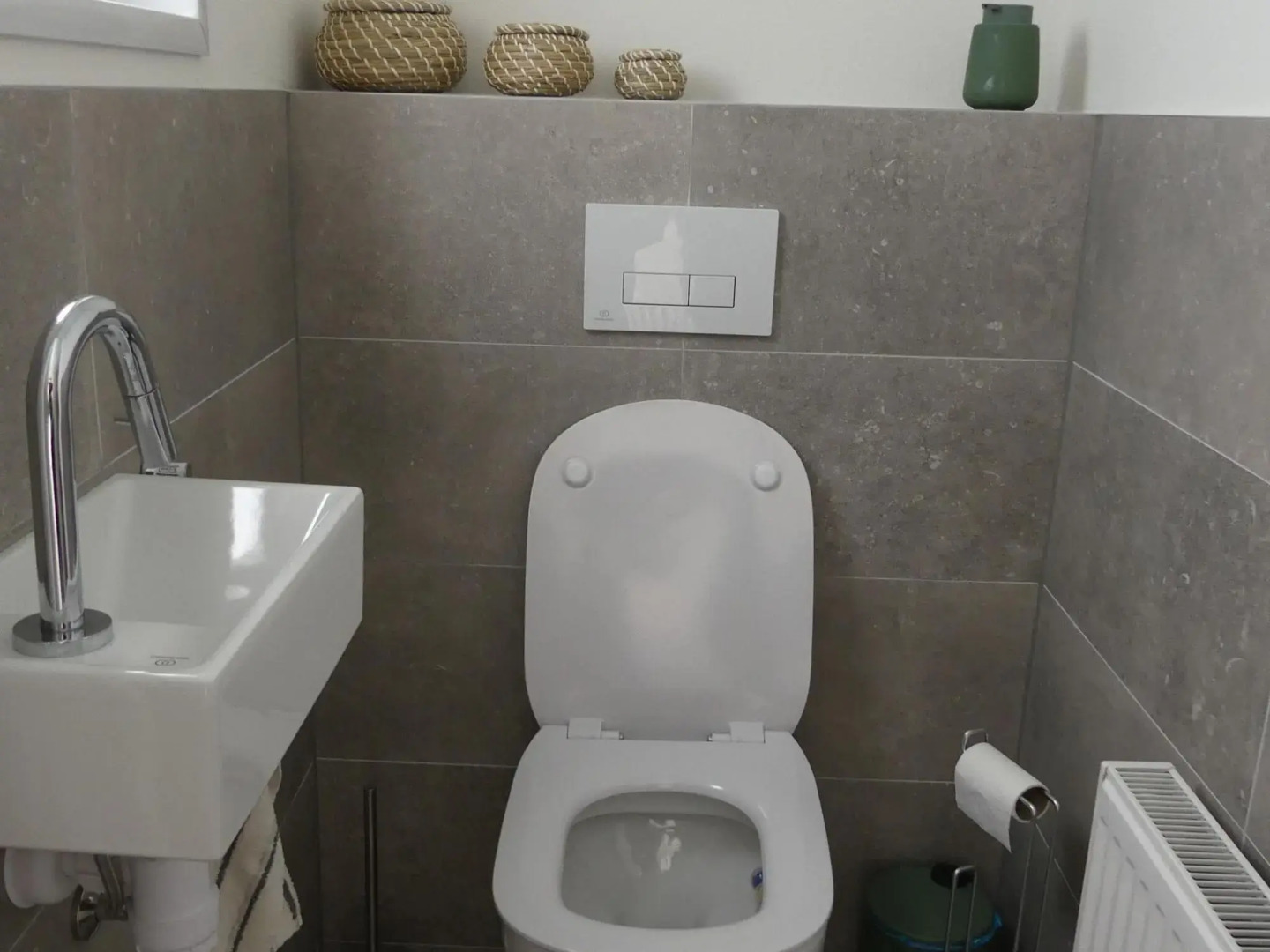 Modern chalet with beautiful garden, located in a holiday park by the forest