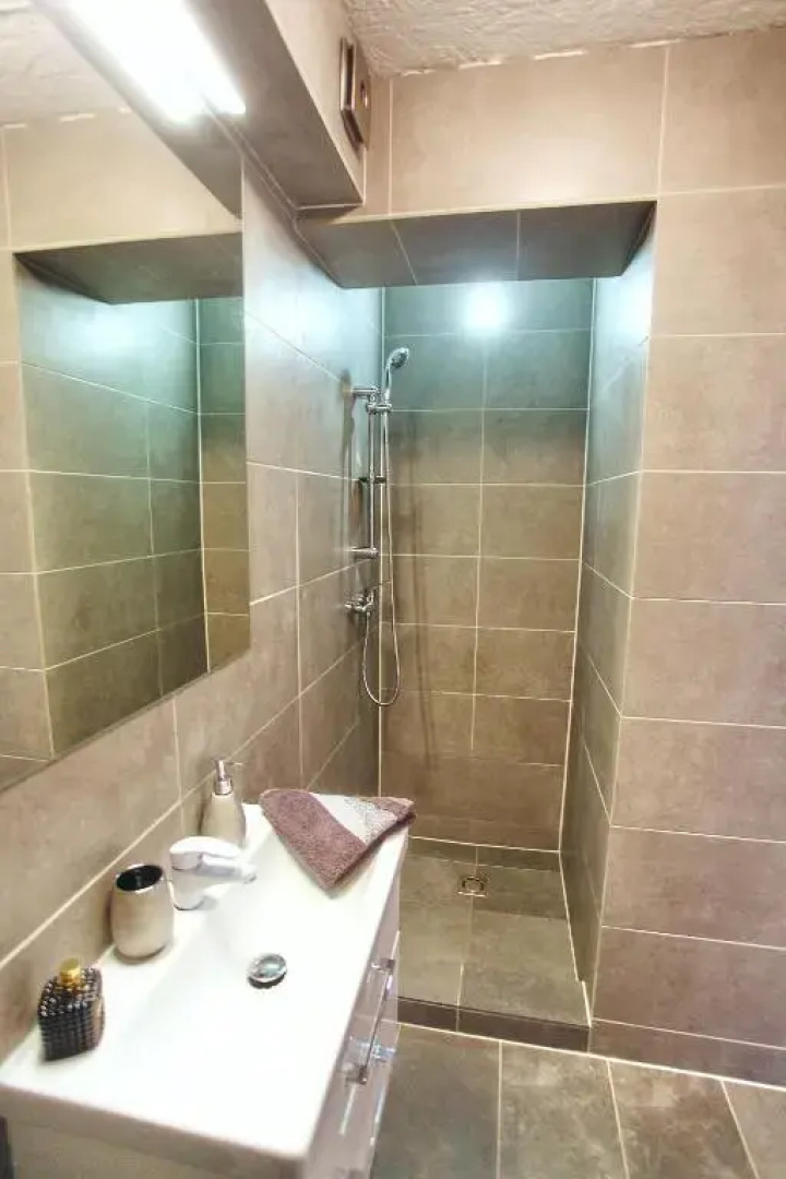 Hubertus & New Modern Apartment with Terrace